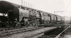 160817 Afbeelding van de stoomlocomotief nr. 4903 (serie 4900, ex Deutsche Reichsbahn 50 1680) van de N.S. met een ...